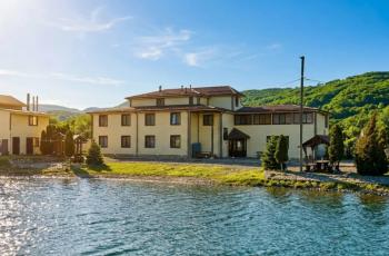 Отель Горное озеро от Травел Хотелс Антураж, Люкс с балконом с видом на озеро двухкомнатный