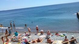 Пляж у набережной Алушты