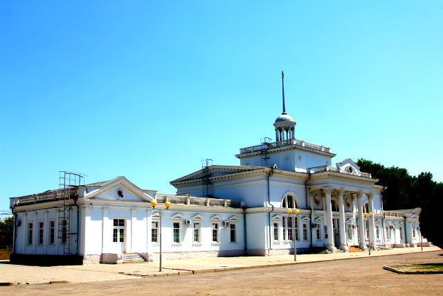 Привокзальная площадь Ейск. Ейск Привокзальная площадь 1. Ейск Речной вокзал. Станция Ейская Донецкой области.