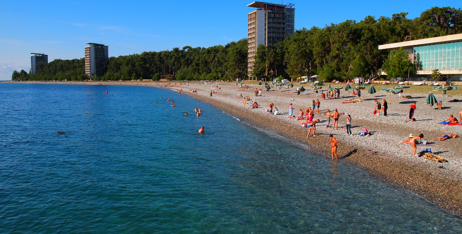 Вода в море в пицунде сейчас. Центральный пляж Пицунды. Центральный пляж Пицунды Абхазия. Пляж Пицунда Абхазия 2022. Пляж Пицунда Абхазия 2023.